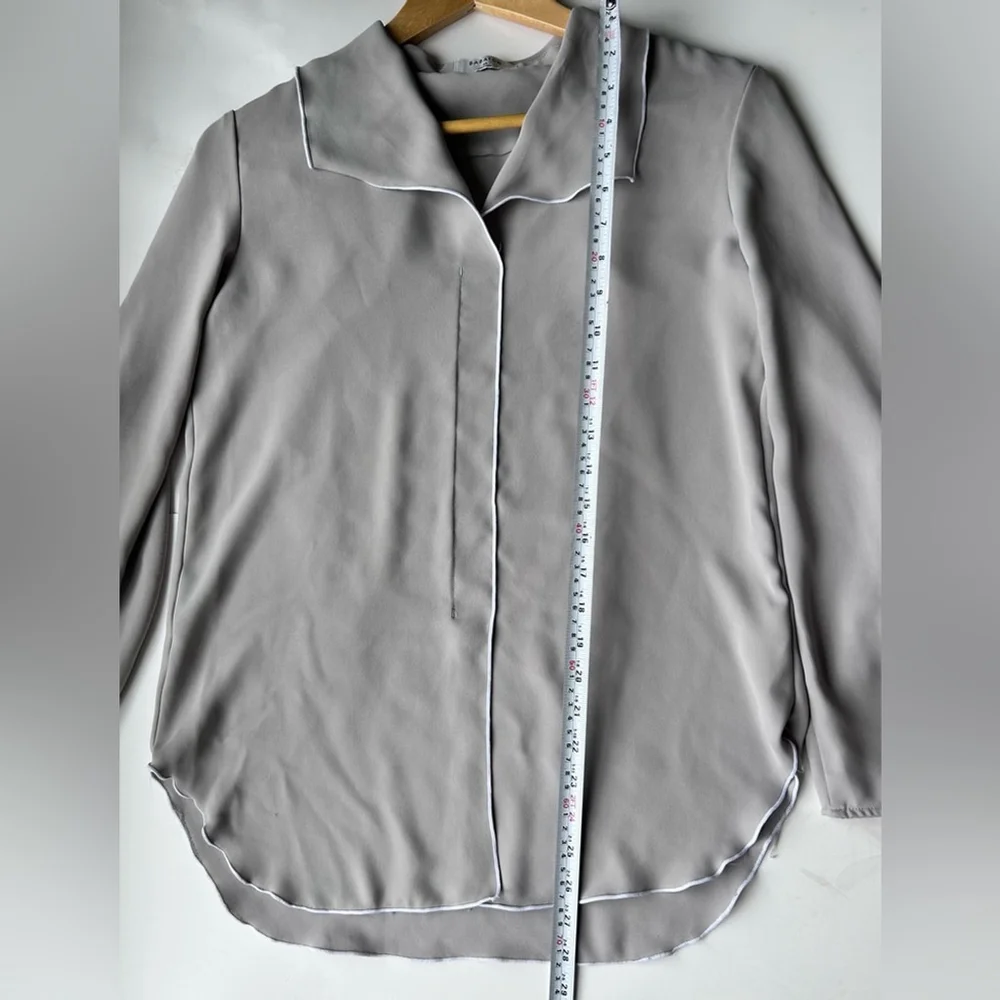 Aritzia Babaton Rena Blouse grey White Piping
Women’s size xs - Picture 3 of 6